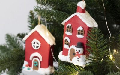 Adornos navideños: casitas de papel maché